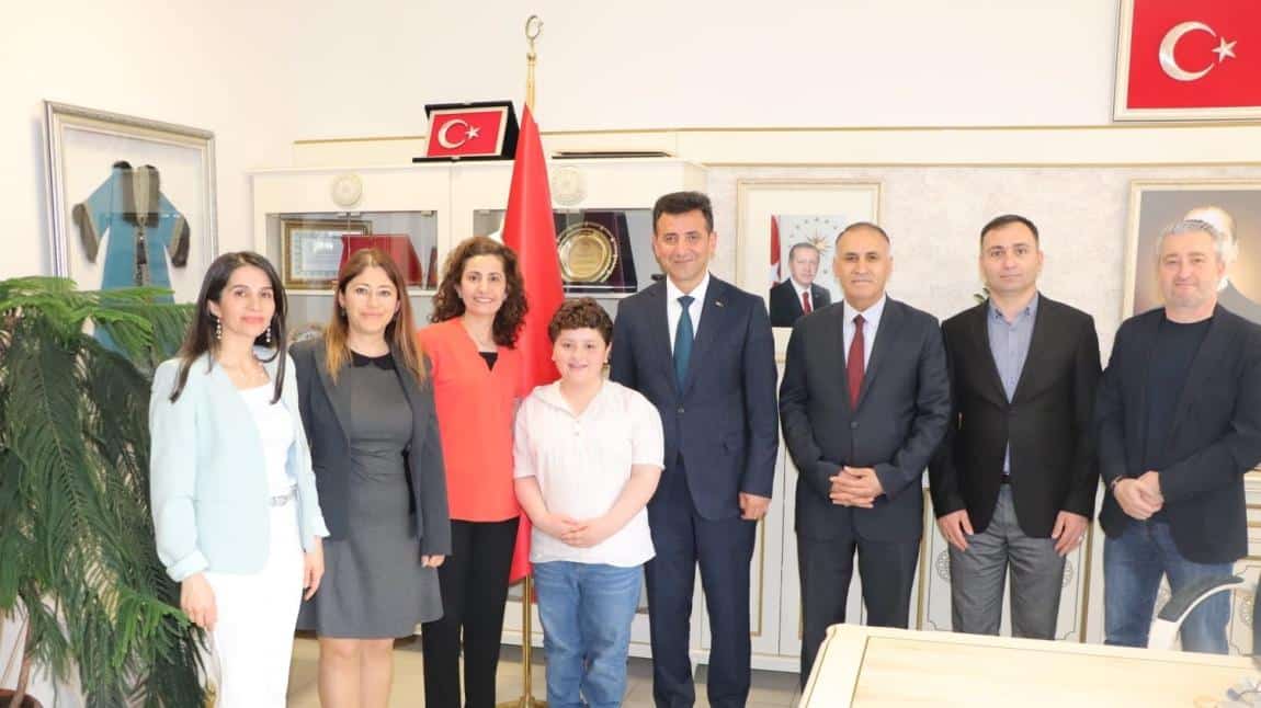 Okulumuzu 23 Nisan da İlçemiz adına temsil eden öğrencimiz ve Okul idaremizle İlçe Milli Eğitim Müdürümüz Ahmet Gürsel AVCI'yı ziyaret ettik.